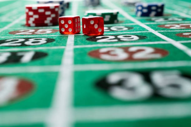 Featured Games carousel showing live-dealer tables and slot selections on kejut77